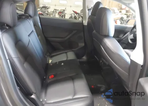 2021 Tesla Model Y z USA, uszkodzony, nr VIN 5YJYGDEE5MF111497